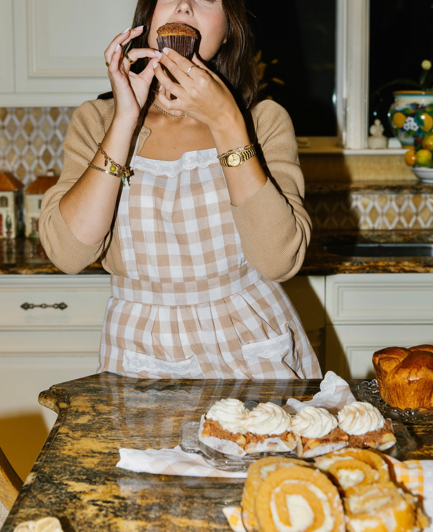 Cinnamon Roll Gingham Apron Set